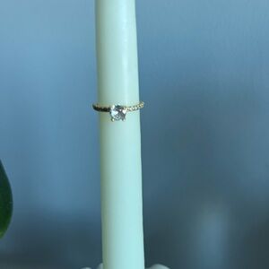 Size 7 vintage gold ring with beautiful stone